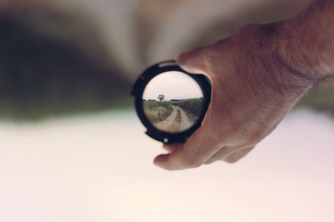 Een lens verduidelijkt het beeld. Dit is representatief voor schone lenzen, die ook het beeld verduidelijken.